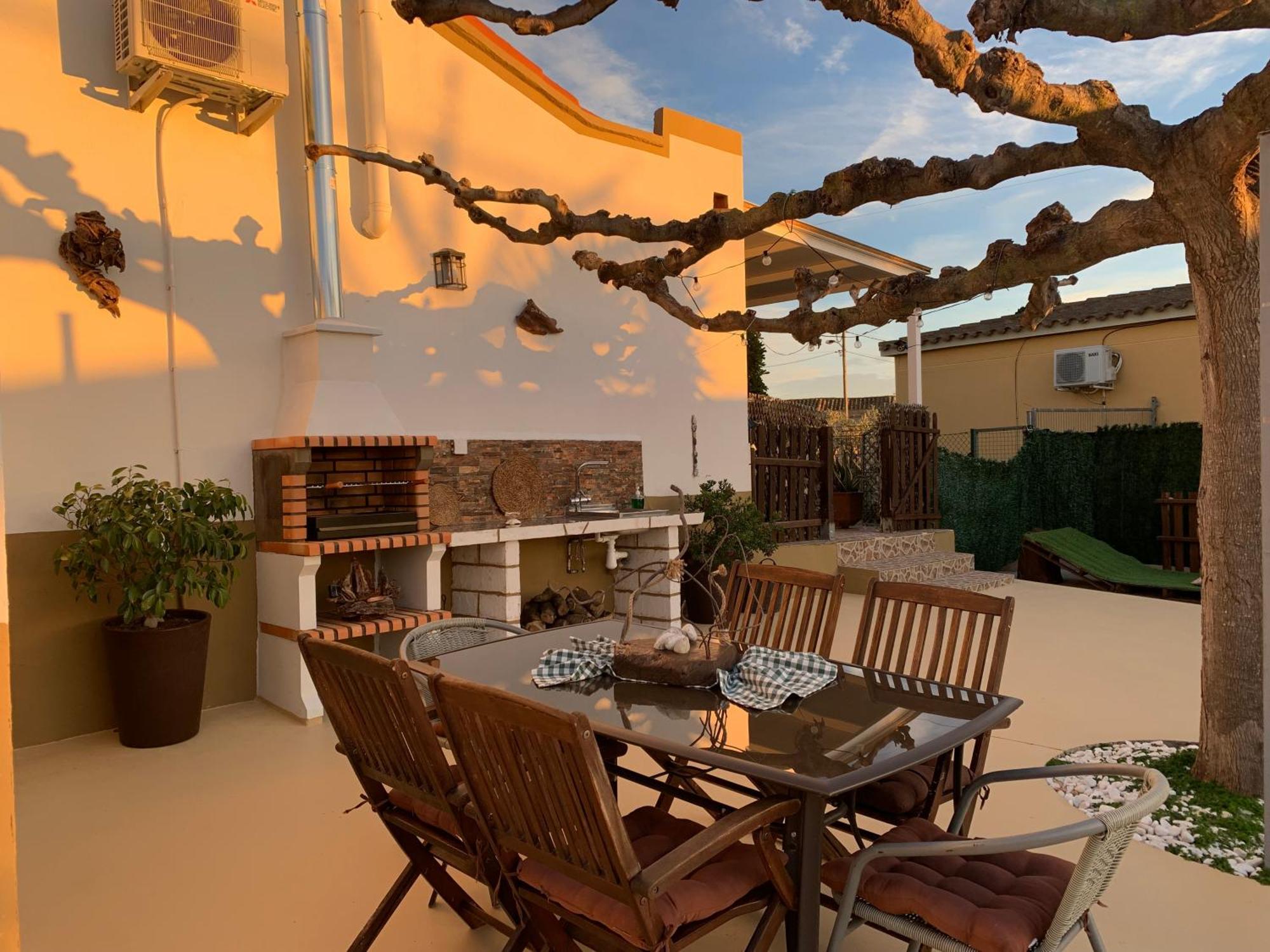 Hostal Casa Enric , Con Zona Infantil, Piscina Y Parking Privado Deltebre Exterior foto