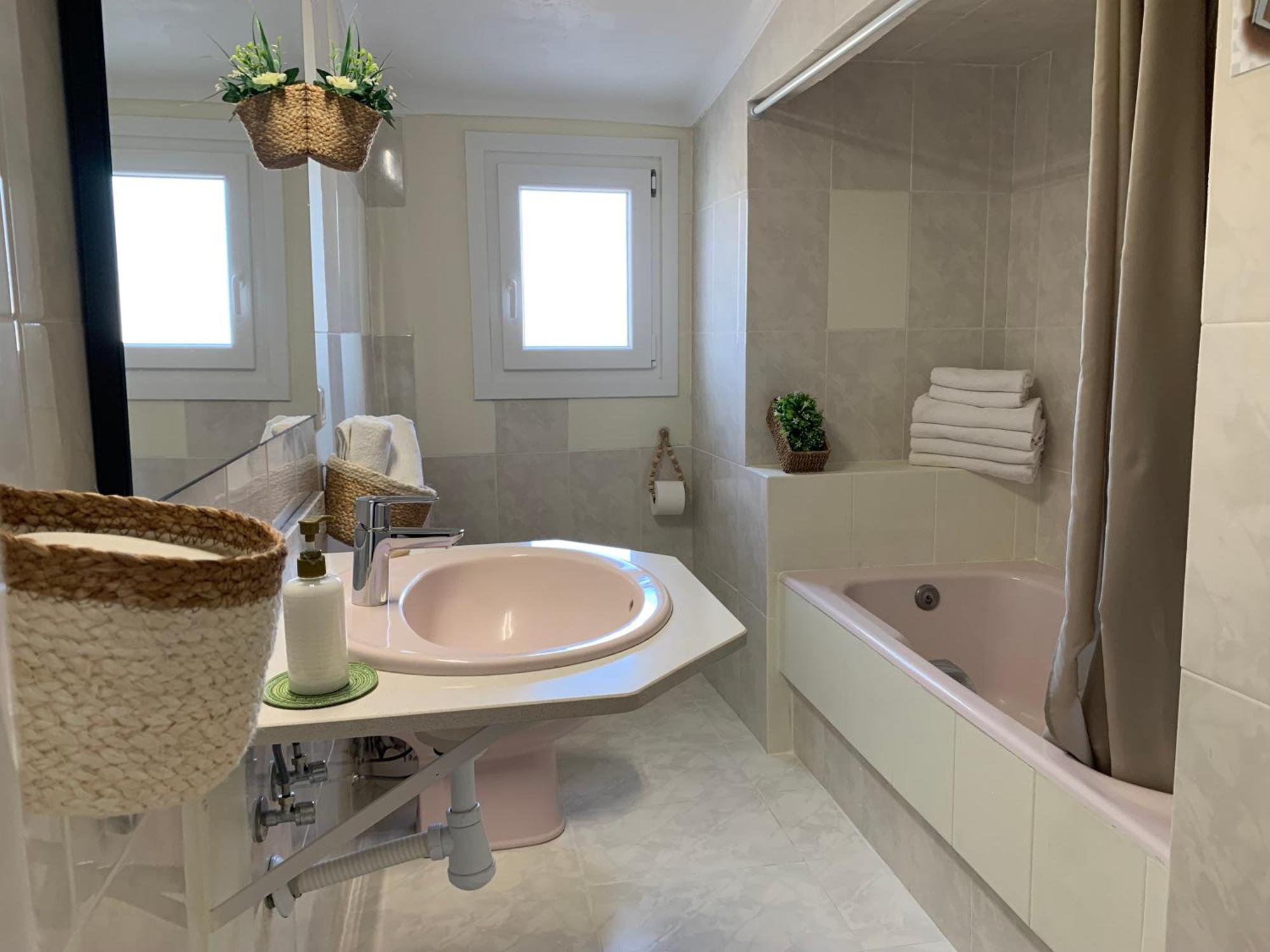 Hostal Casa Enric , Con Zona Infantil, Piscina Y Parking Privado Deltebre Exterior foto