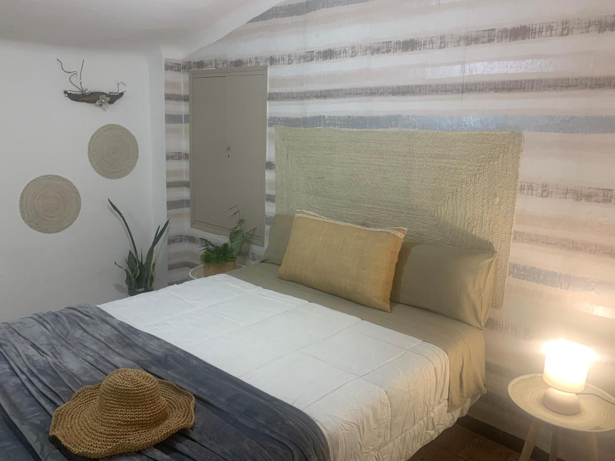 Hostal Casa Enric , Con Zona Infantil, Piscina Y Parking Privado Deltebre Exterior foto