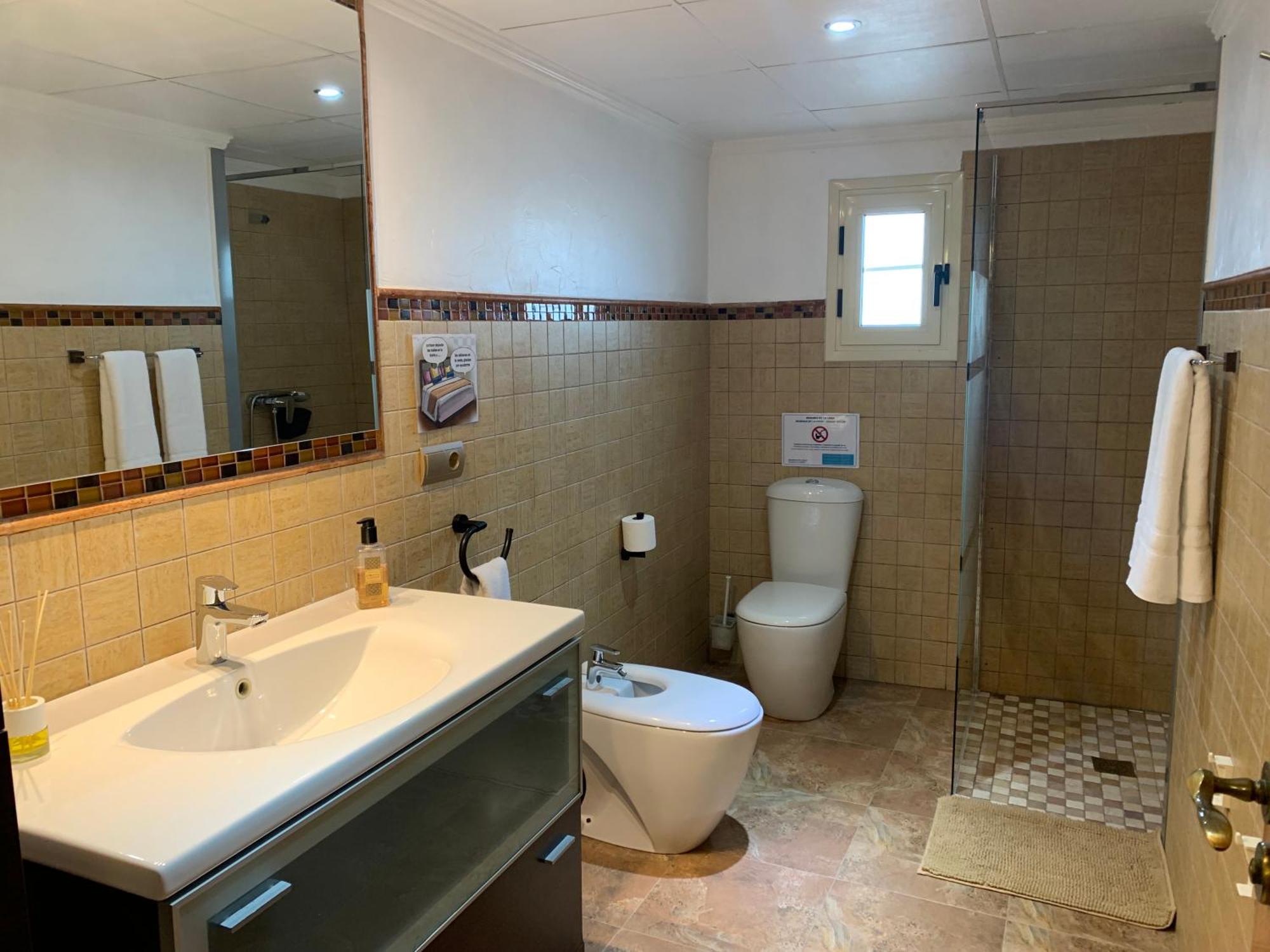 Hostal Casa Enric , Con Zona Infantil, Piscina Y Parking Privado Deltebre Exterior foto