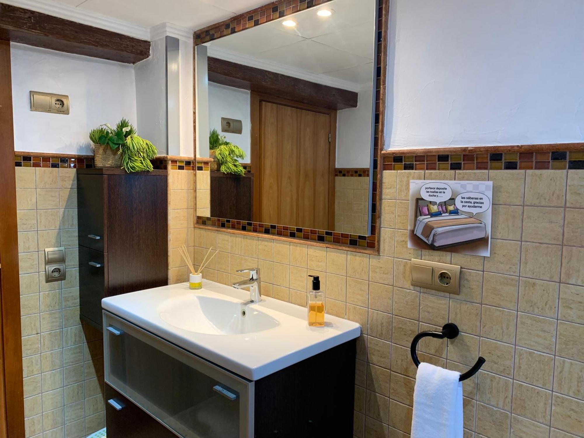 Hostal Casa Enric , Con Zona Infantil, Piscina Y Parking Privado Deltebre Exterior foto